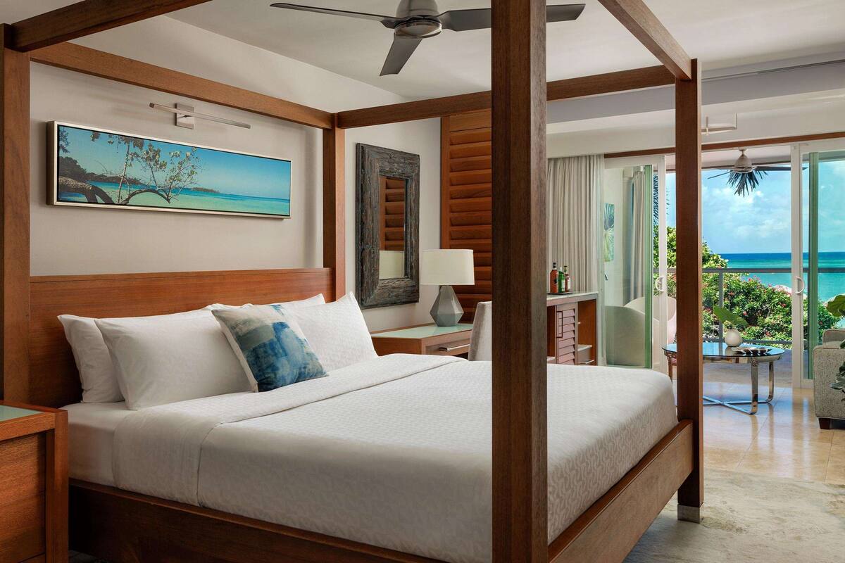 ラグジュアリー スイート 1 ベッドルーム オーシャンビュー (Beachfront w/Tranquility Soaking Tub) | 高級寝具、ミニバー、セーフティボックス (室内)、遮光カーテン