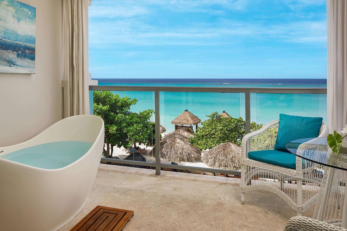 ラグジュアリー スイート 1 ベッドルーム オーシャンビュー (Beachfront Grande Luxe with Balcony) | 部屋からの景観