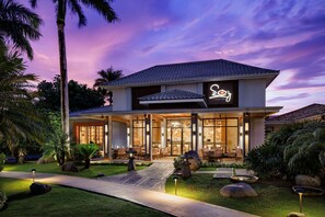 12 か所のレストラン、朝食、ランチ、ディナーに営業 (多国籍料理)