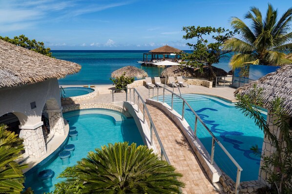 7 outdoor pools, pool loungers