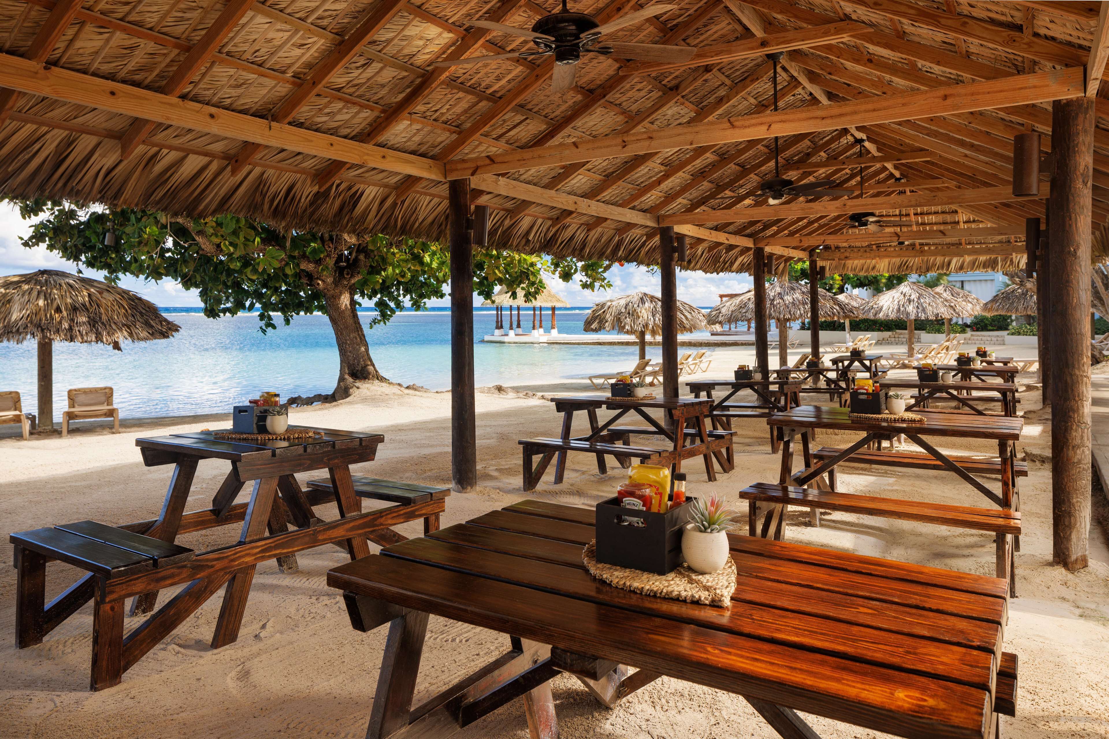 12 restaurants; breakfast, lunch, and dinner served