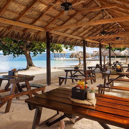 12 restaurants; breakfast, lunch, and dinner served