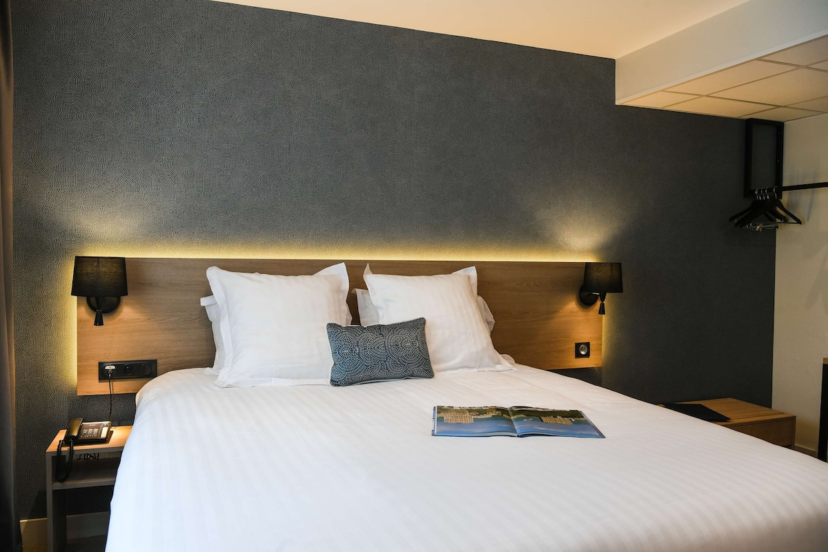 deluxe room, 1 king bed, non smoking (twin bed on request) | 1 bedroom, premium bedding, pillow-top beds, in-room safe