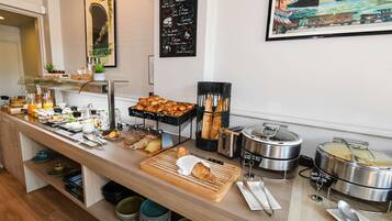 Tägliches Frühstücksbuffet (17 EUR pro Person)