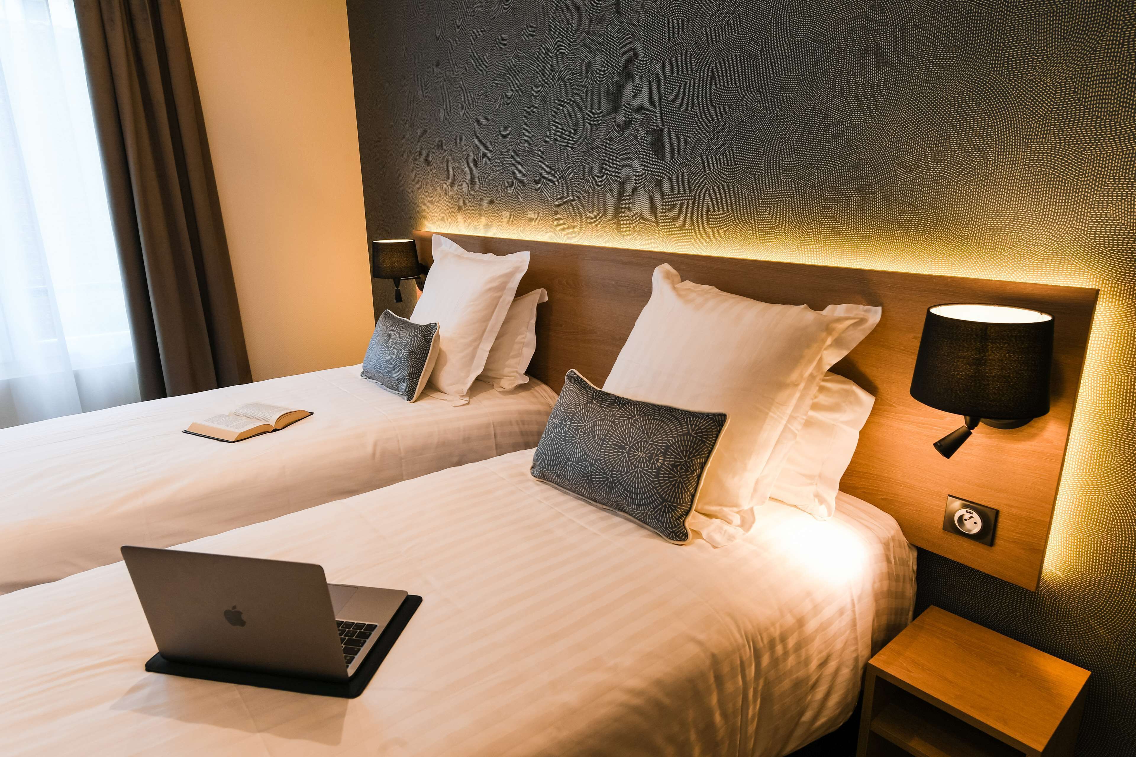 deluxe room, 2 single beds, non smoking | 1 bedroom, premium bedding, pillow-top beds, in-room safe