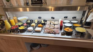 Petit déjeuner buffet servi tous les jours en supplément