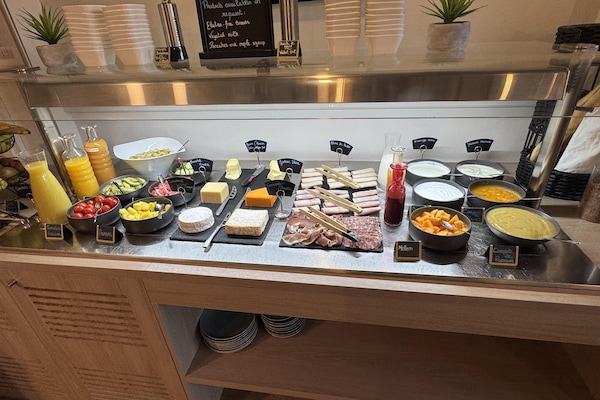 Petit déjeuner buffet servi tous les jours en supplément