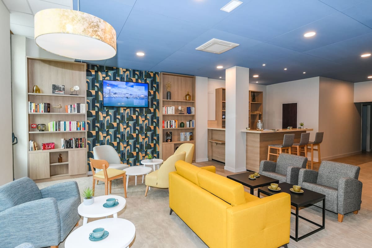 42-inch smart tv with digital channels, tv