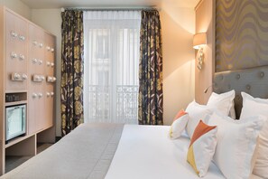 Minibar, odada kasa, masa, ses yalıtımı 