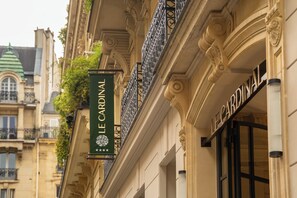 Front of property - Hotel Le Cardinal (Paris)