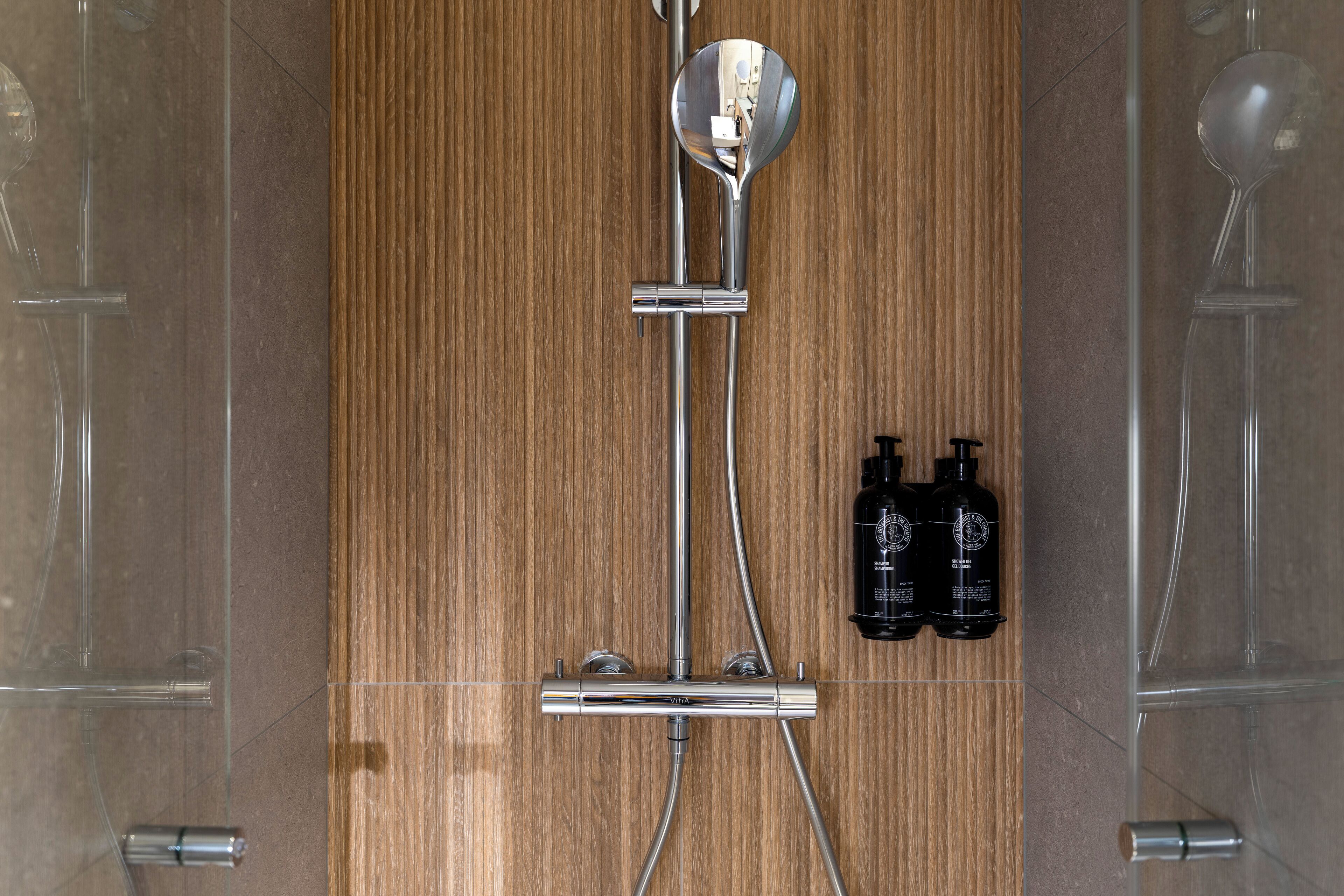 single room | bathroom | free toiletries, hair dryer, towels