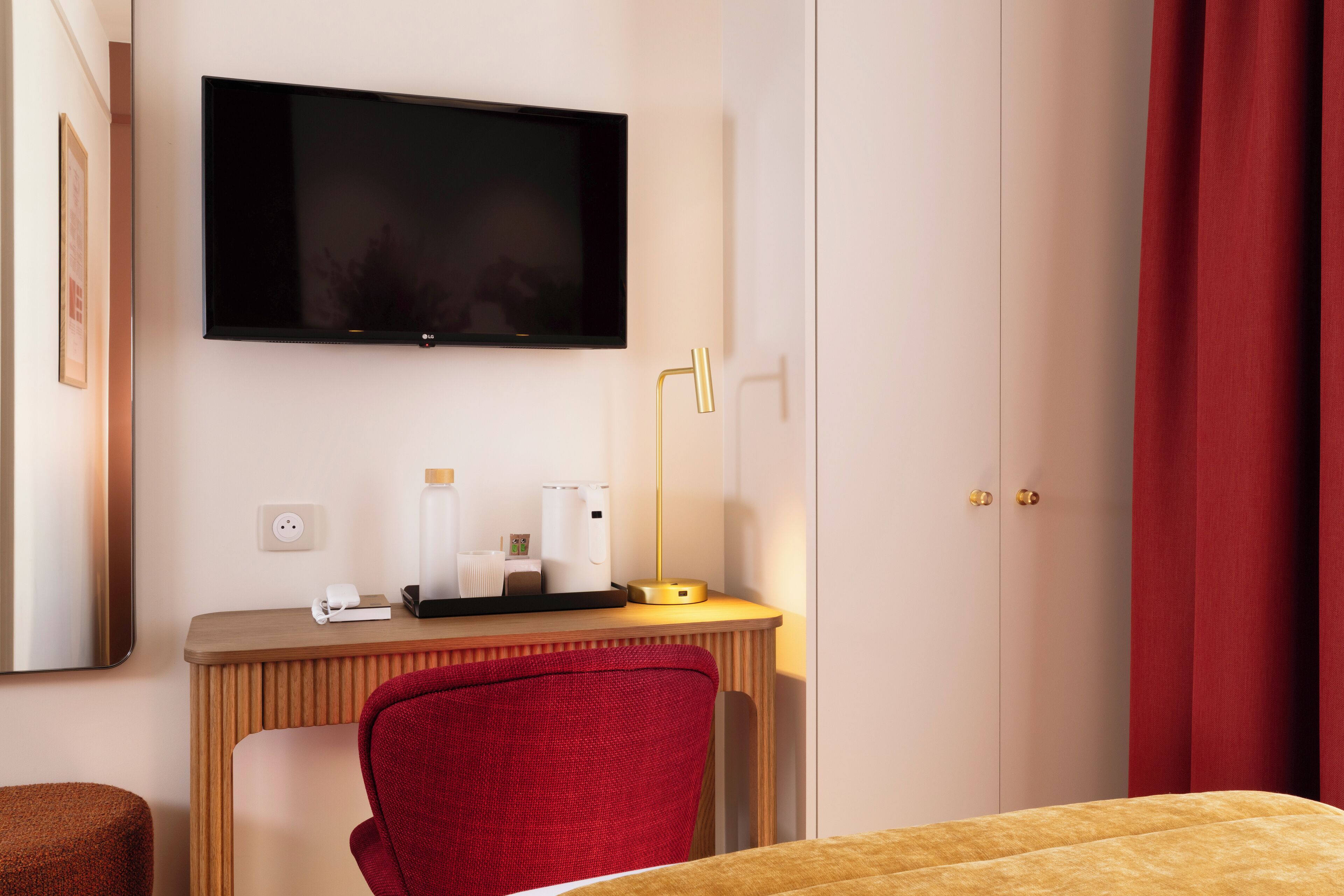 single room | wardrobe