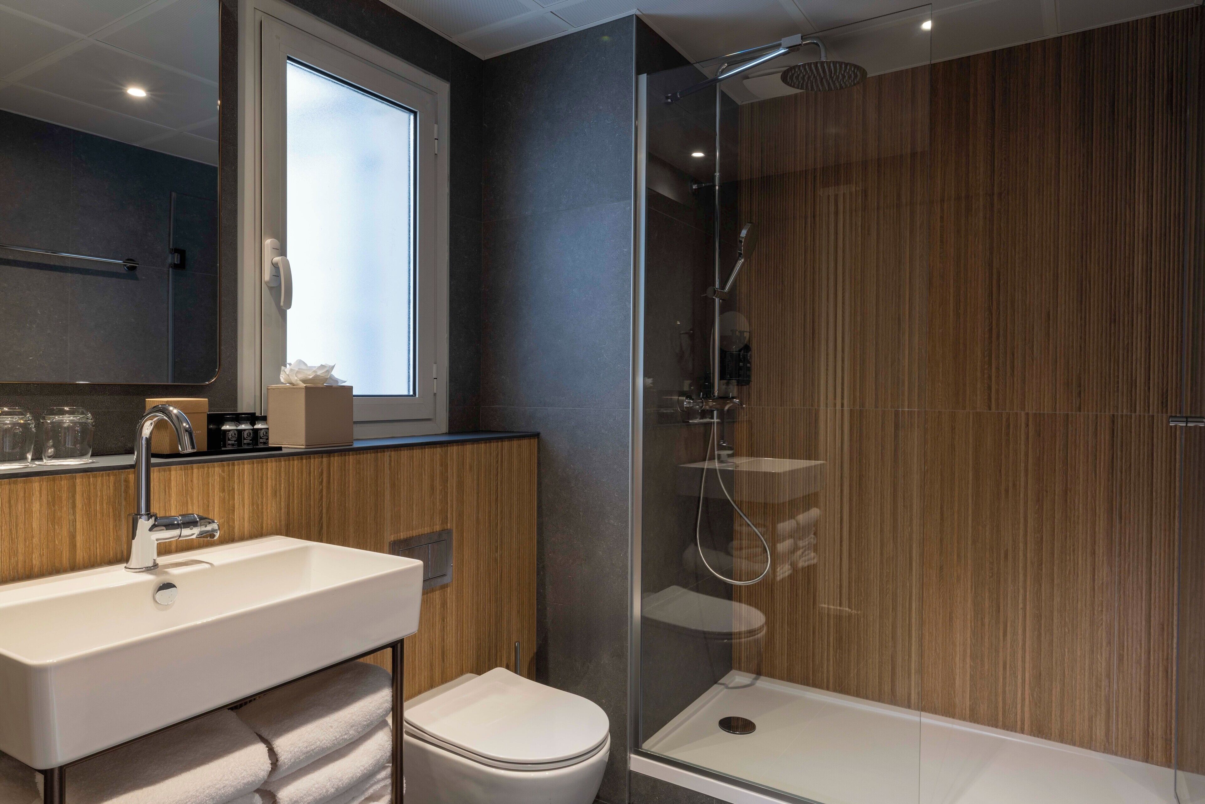 classic triple room | bathroom | free toiletries, hair dryer, towels