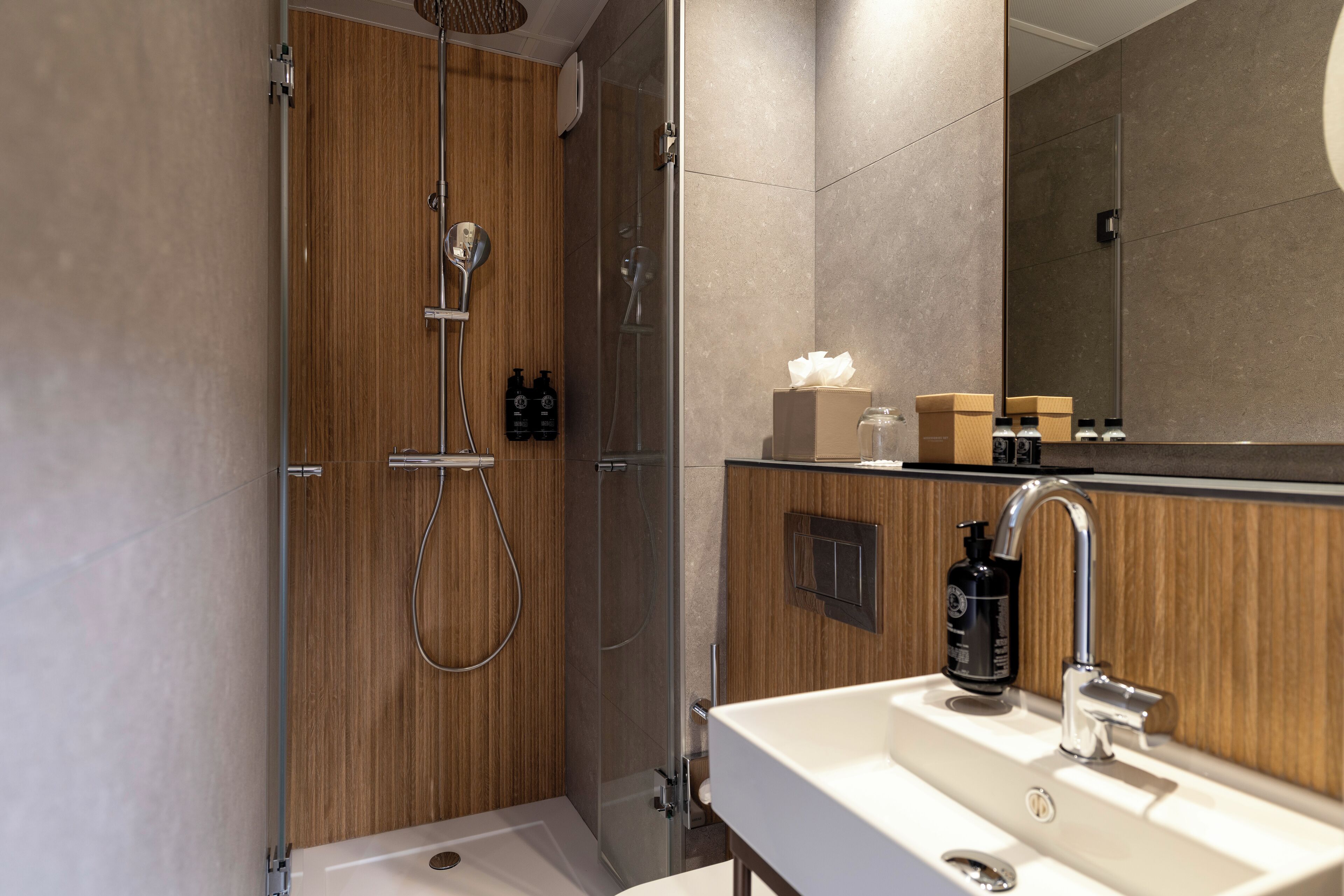 single room | bathroom | free toiletries, hair dryer, towels