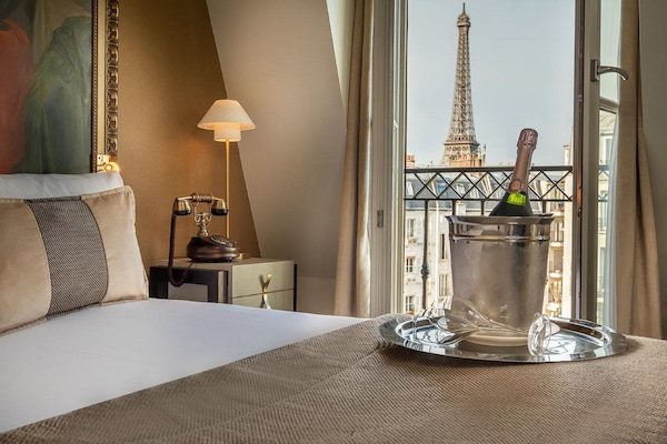 Habitacion Con Vista A la Torre Eiffel | Ropa de cama hipoalergénica y minibar