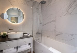 Habitación ejecutiva | Baño | Amenidades de baño gratuitas, secadora de cabello, batas, pantuflas 