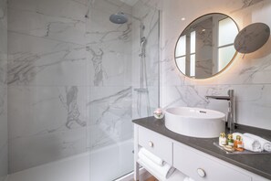 Classic Room, 1 Double Bed | Bathroom - Hôtel Le Walt by Inwood Hotels (Paris)