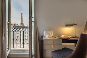 Double room with Eiffel tower view | View from room