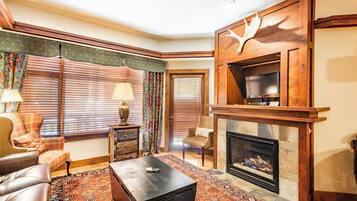 1-Bedroom Condominium - Queen | 2 bedrooms, individually decorated, individually furnished