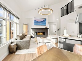 华丽顶层房 | 起居区 | 27-英寸液晶电视 （配备有线频道）、电视