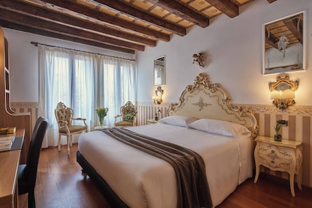 Deluxe Room View, with double bed or 2 single beds | Premium bedding, down comforters, memory foam beds, minibar. Unahotels Ala Venezia - Adults Only