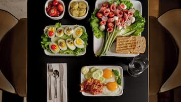 朝食 (ビュッフェ)、毎日提供 (1 名様 15 EUR)