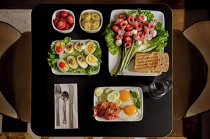 Bữa sáng buffet hàng ngày (15 EUR/mỗi người) 