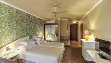 Kamar Premium, pemandangan laut | Brankas, meja kerja, tirai kedap cahaya, dan kedap suara