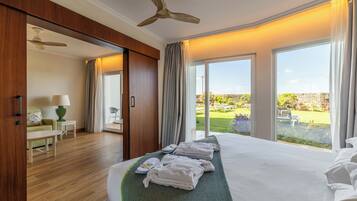 Juniorsvit | VÀrdeförvaringsskÄp pÄ rummet, skrivbord och mörklÀggningsgardiner