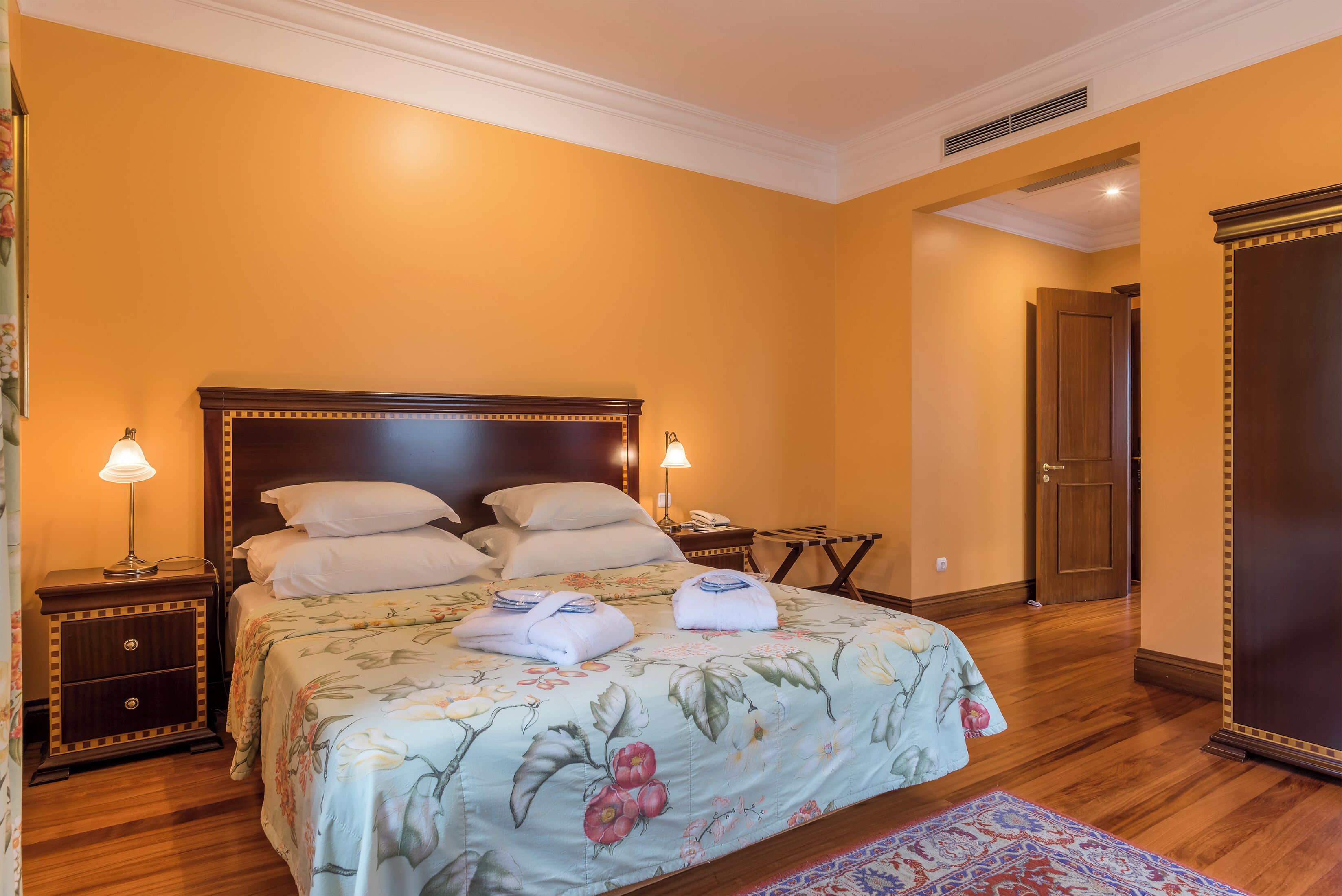 suite | desk, soundproofing, free wifi, bed sheets