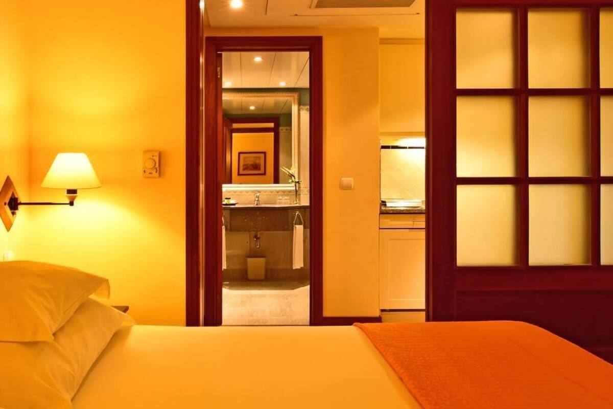 Desk, soundproofing, free WiFi, bed sheets