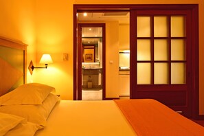 Family Room (Superior) | Bathroom | Deep-soaking bathtub, free toiletries, hair dryer, towels