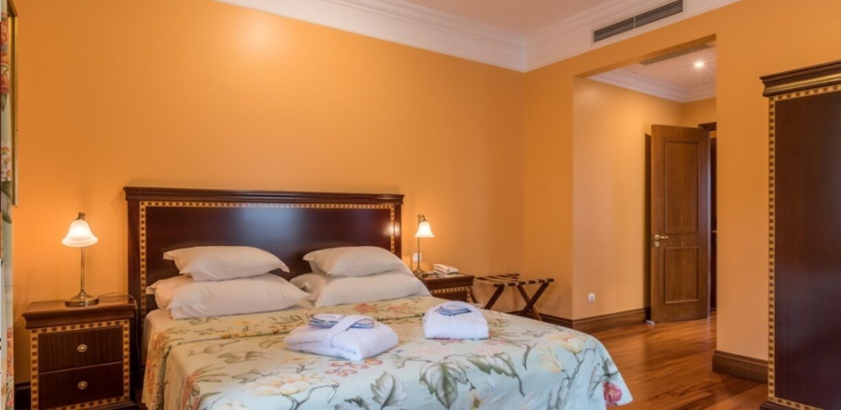 Desk, soundproofing, free WiFi, bed sheets