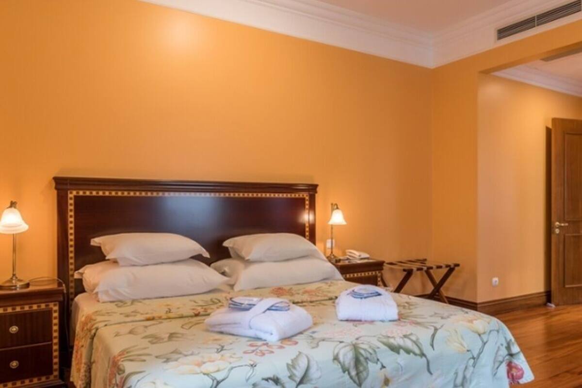 Desk, soundproofing, free WiFi, bed sheets