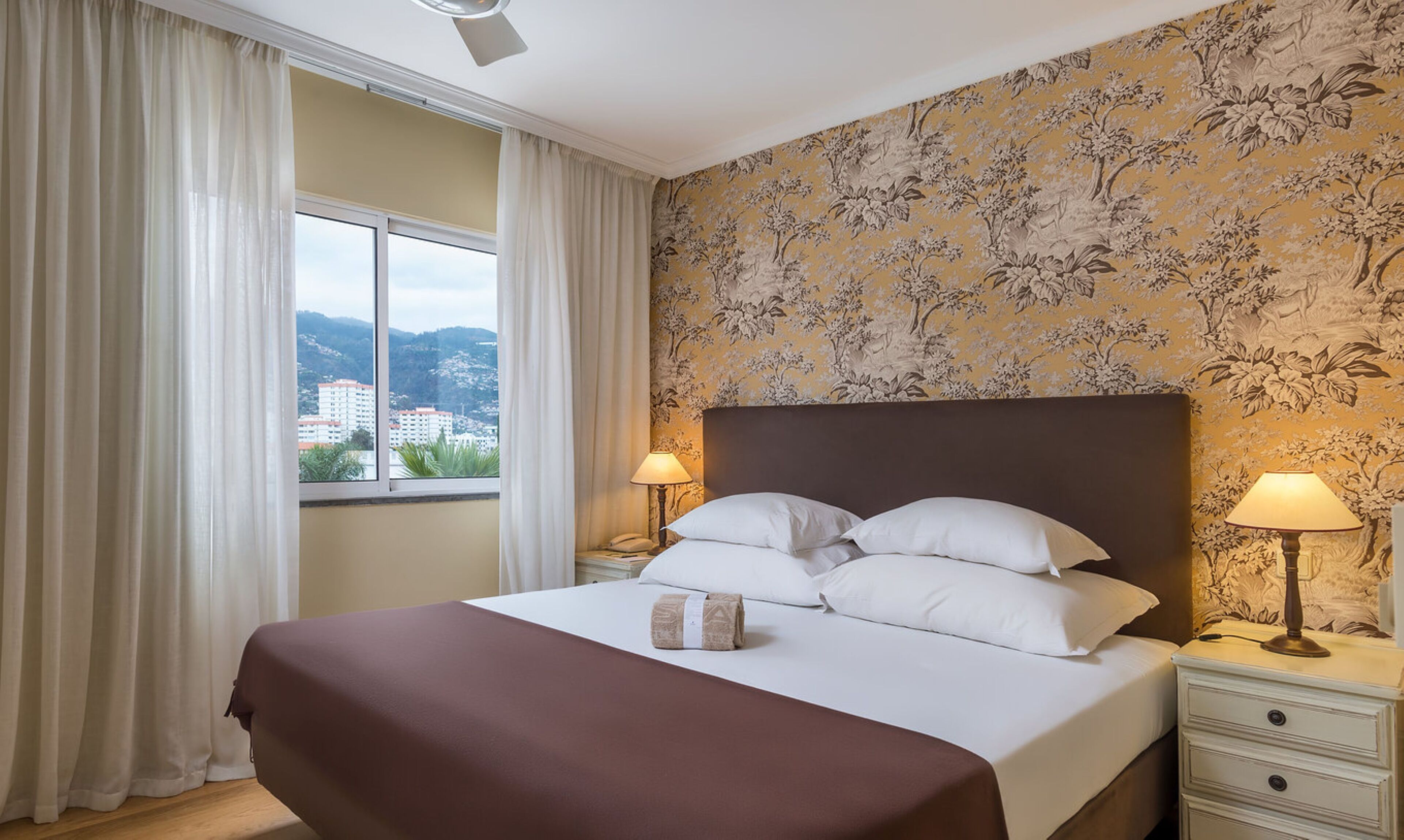 Desk, soundproofing, free cots/infant beds, free WiFi