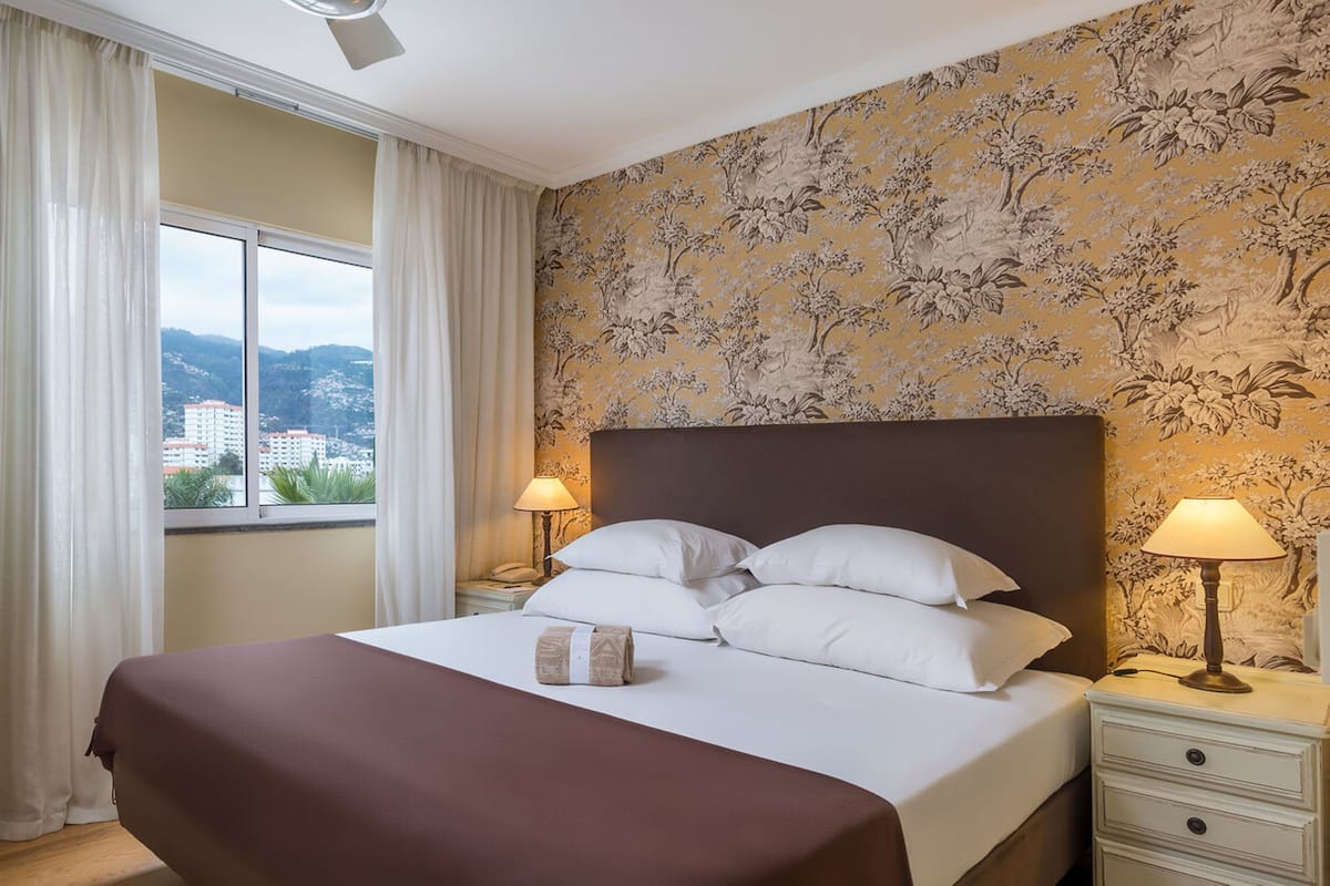 Desk, soundproofing, free cots/infant beds, free WiFi