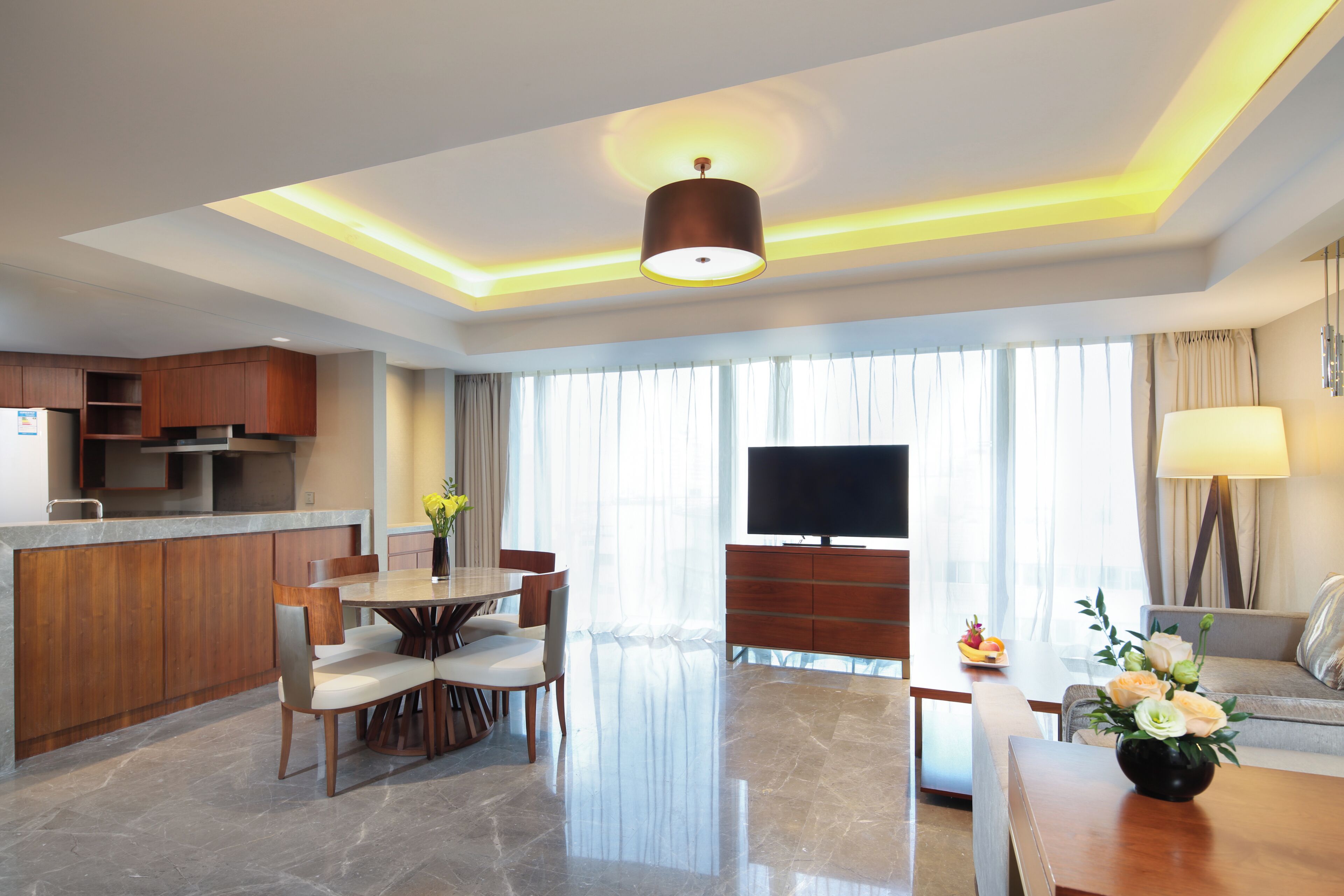 Una habitación de hotel moderna con cocina, comedor y sala de estar.