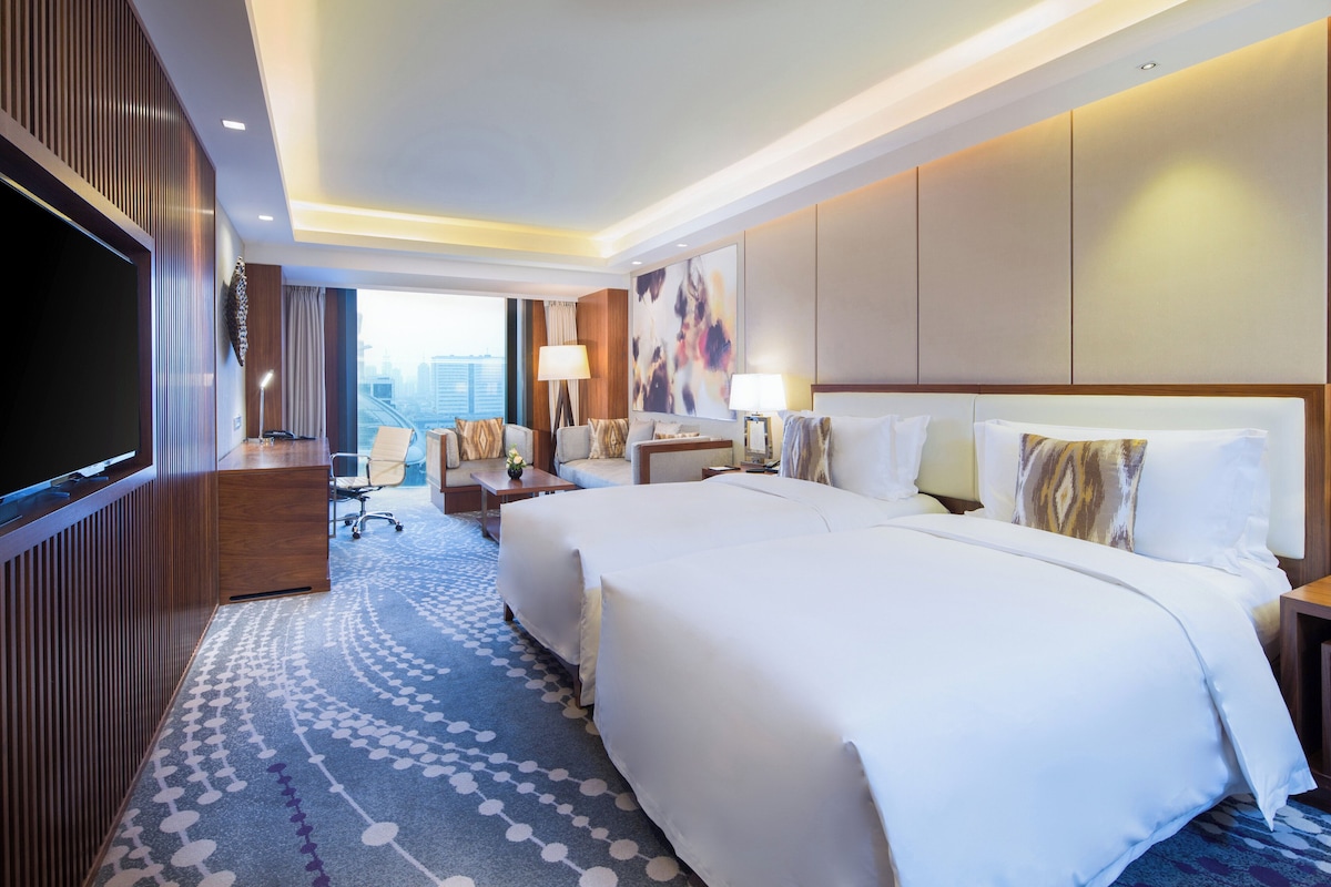 Down comforters, pillowtop beds, minibar, in-room safe