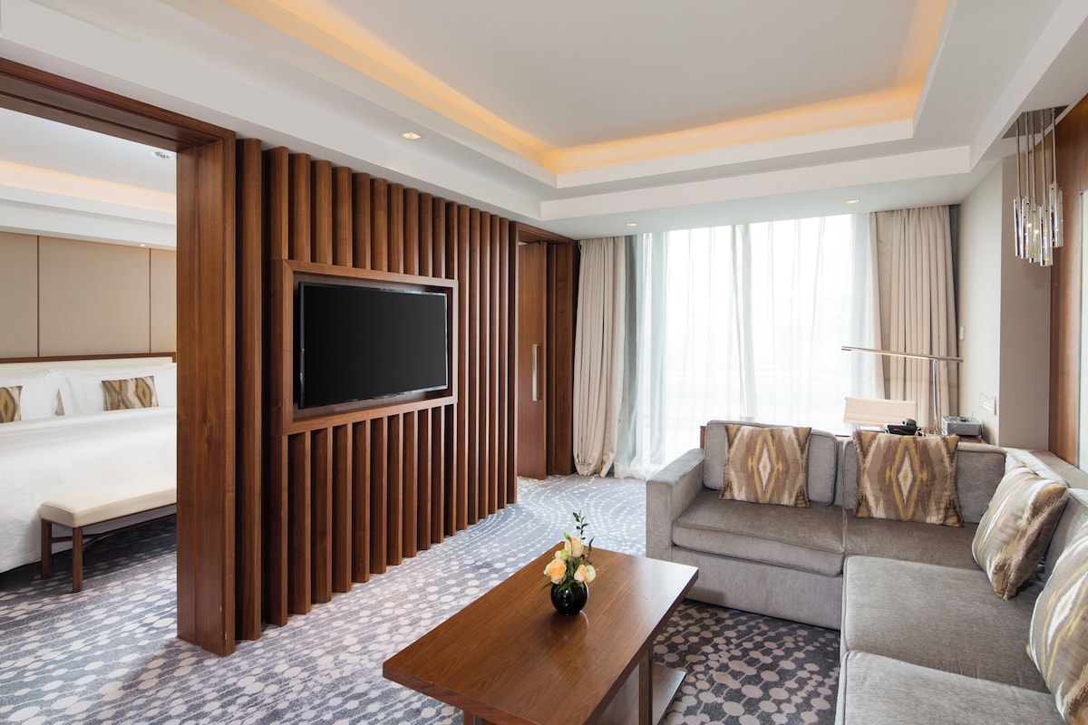 Club Suite, 1 Bedroom, Accessible, Club Lounge Access | Down comforters, pillowtop beds, minibar, in-room safe