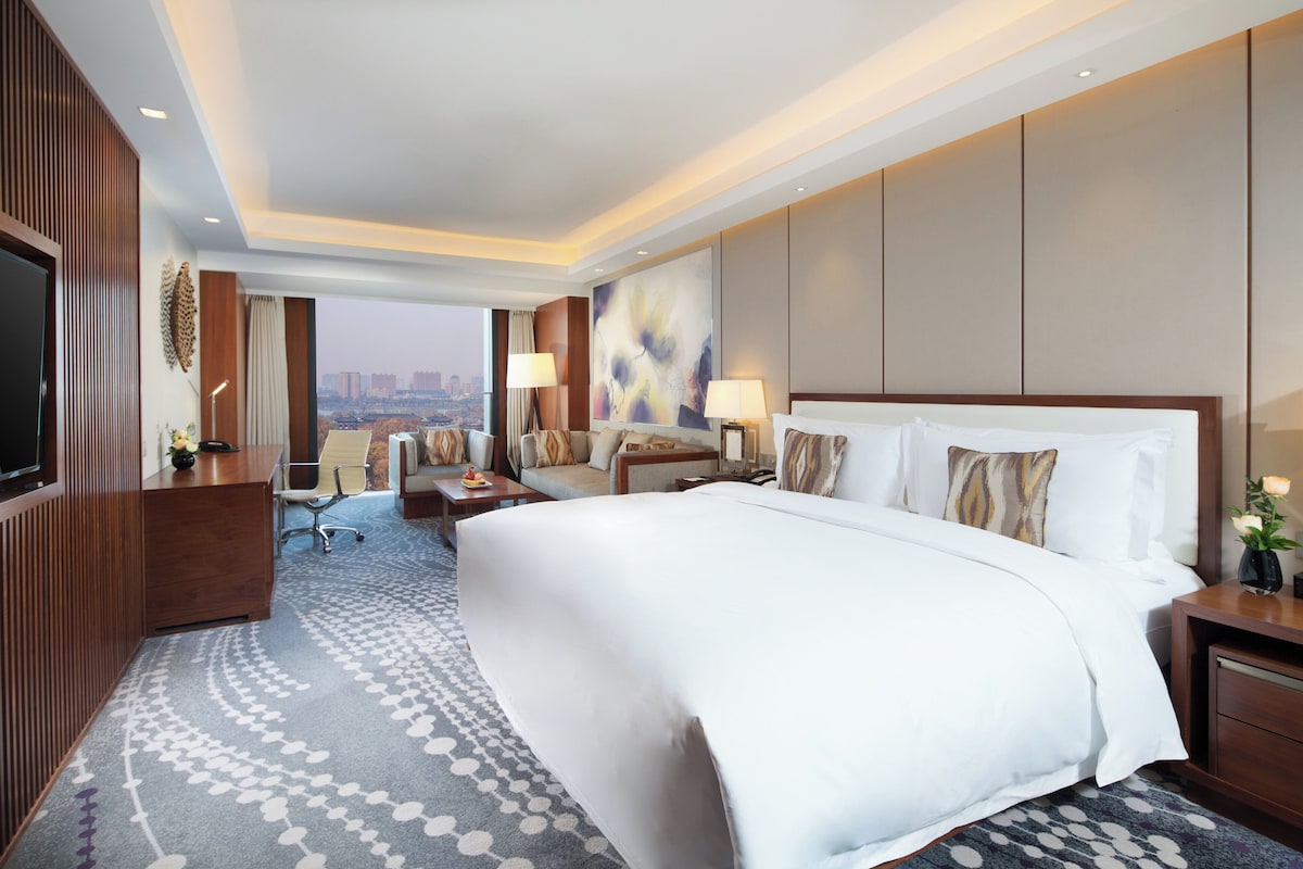 Down comforters, pillowtop beds, minibar, in-room safe