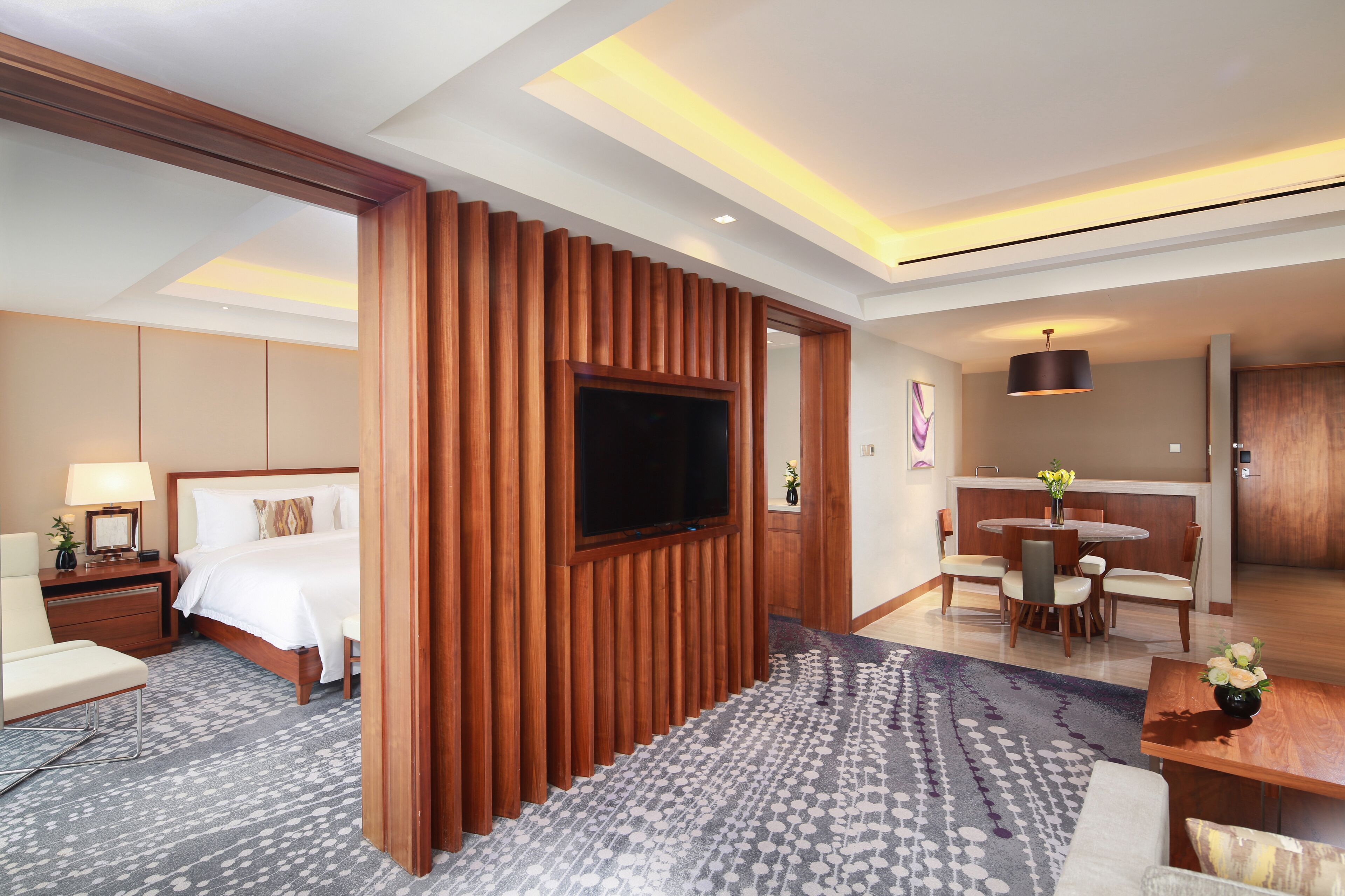 Club-suite - 1 soveværelse - handicapvenligt - adgang til Club-lounge (Dining Area) | Dundyner, senge med topmadrasser, minibar, pengeskab på værelset