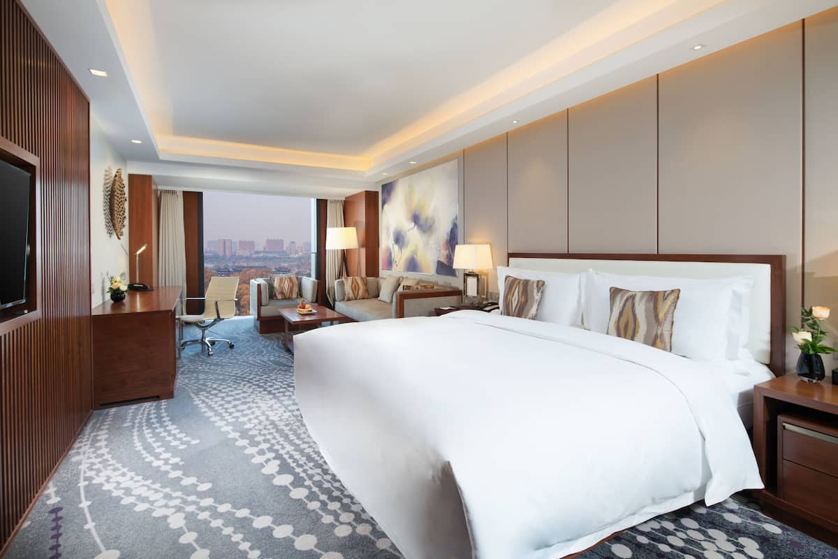 1 bedroom, down duvets, pillow-top beds, minibar