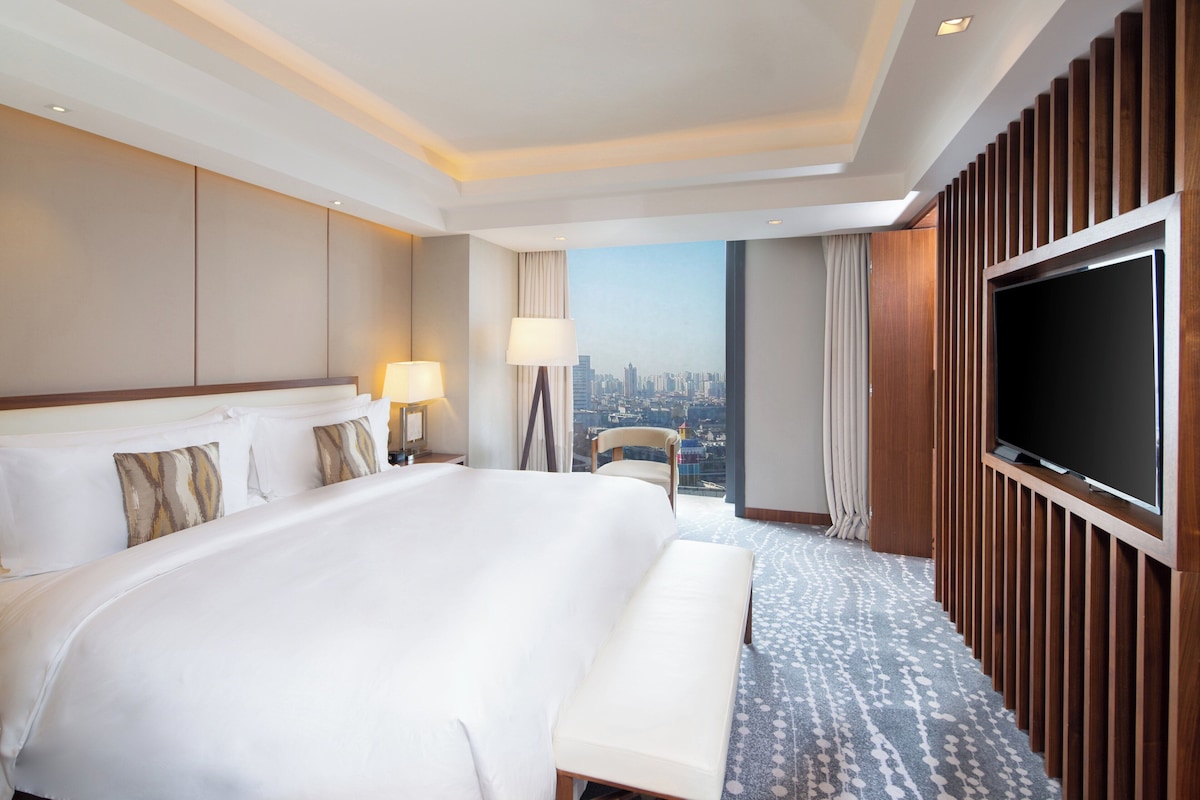 Club Suite, 1 Bedroom, Accessible, Club Lounge Access (Dining Area) | Down comforters, pillowtop beds, minibar, in-room safe