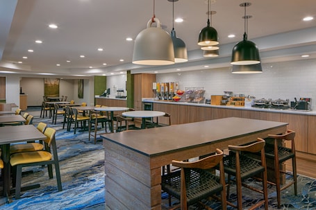Hidangan sarapan. Fairfield Inn by Marriott JFK Airport