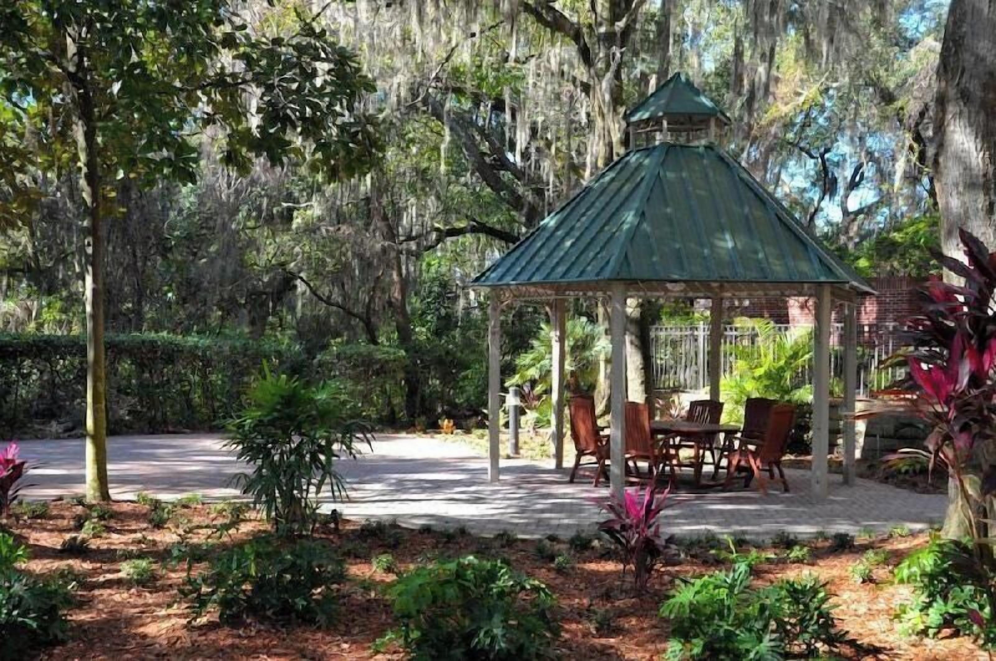 Outdoor dining | Breakfast and dinner served