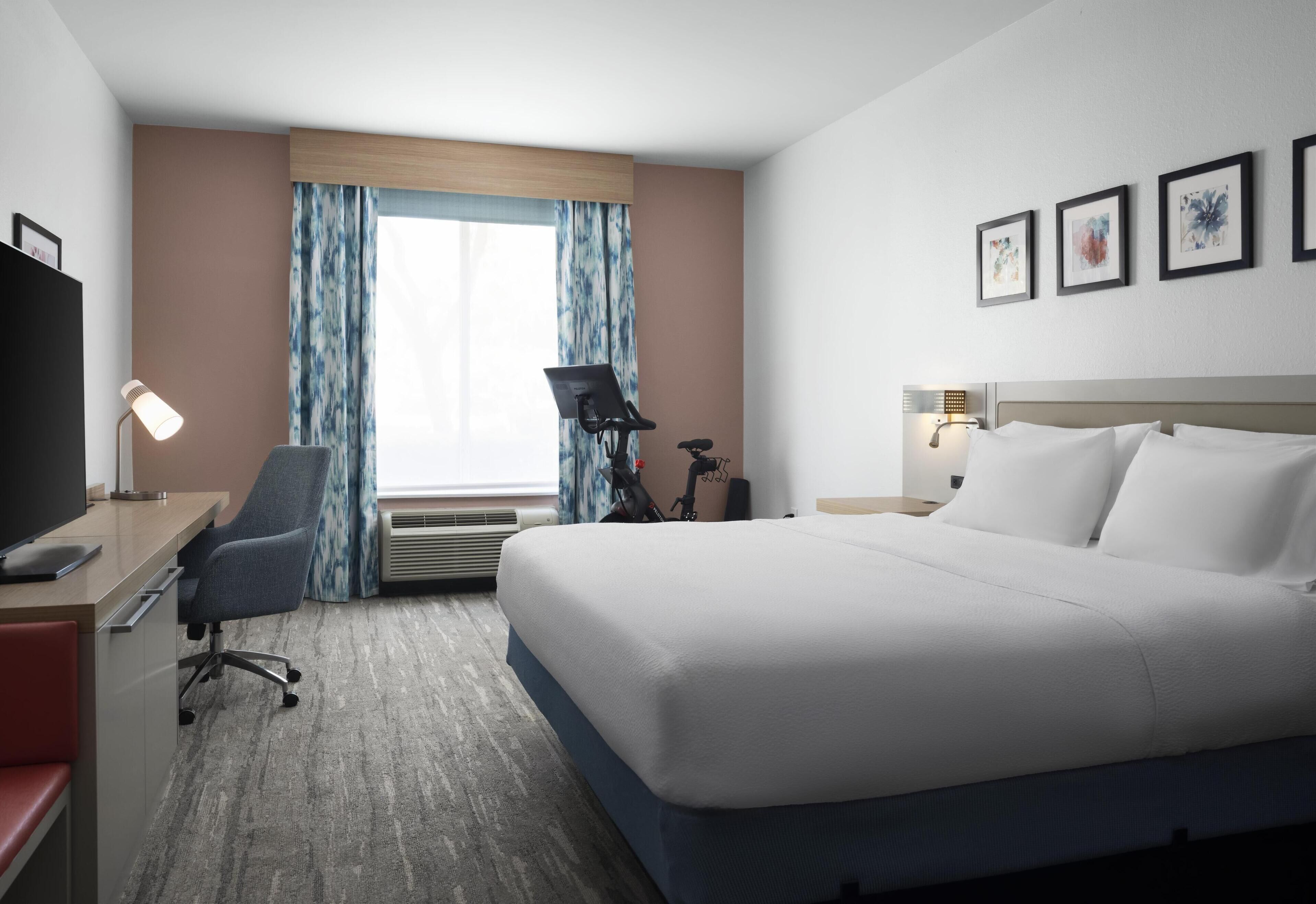 Escritorio, espacio para trabajar con laptop y cortinas blackout 