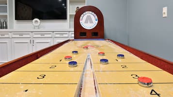 Een jeu de boules baan met genummerde scoregebieden en ballen.
