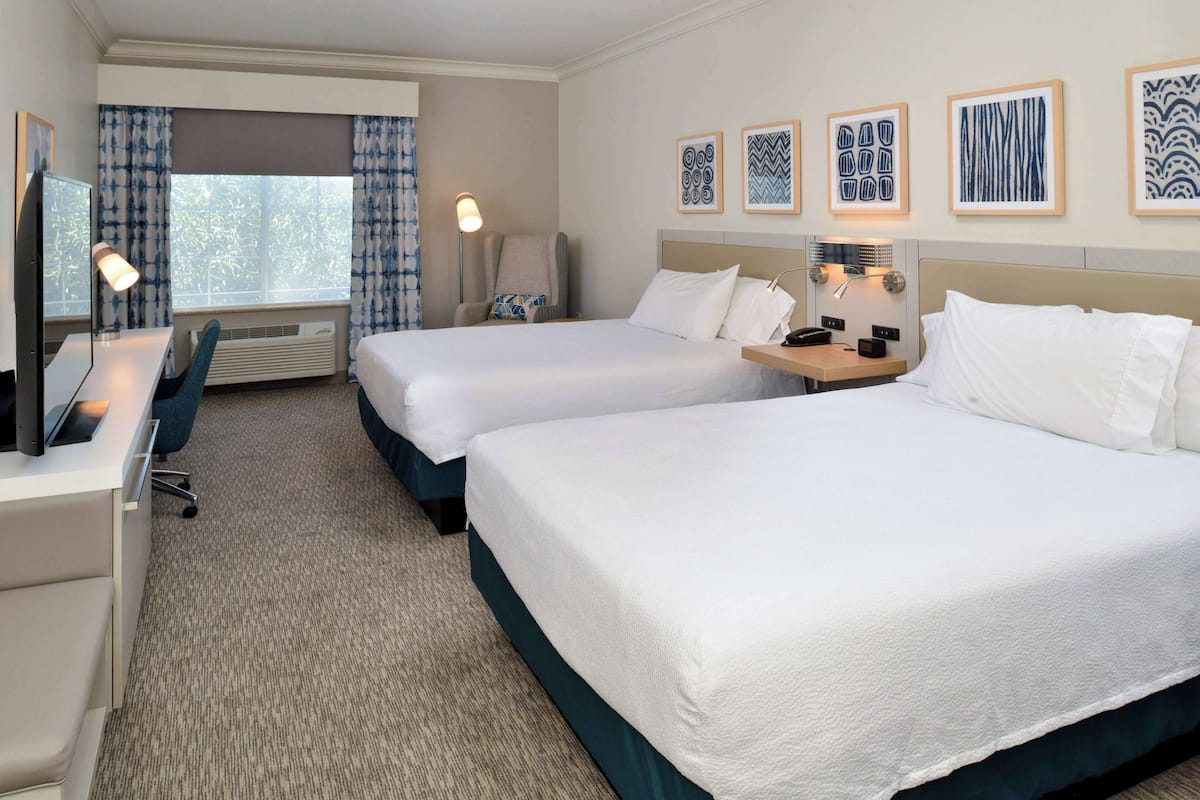 Een bureau, verduisterende gordijnen, een strijkplank/strijkijzer