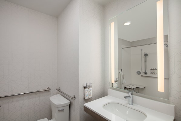 Un baño moderno con inodoro, lavabo y ducha.