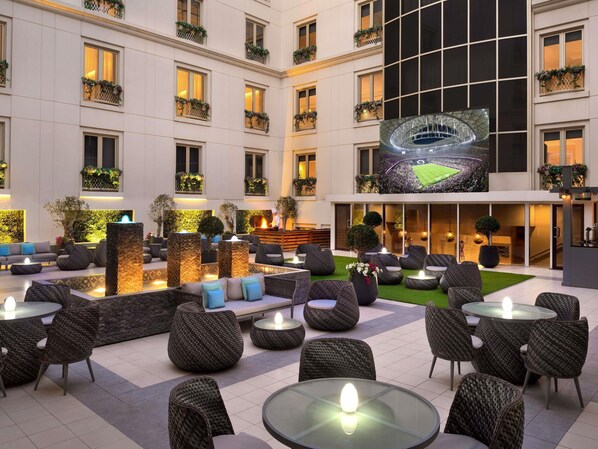 Exterior - Mövenpick Hotel & Apartments Bur Dubai (Dubai)